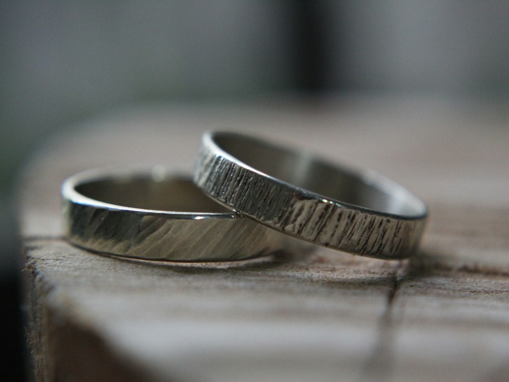 Ring aus Weißmetall auf Holztisch